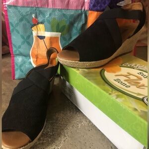 Sonoma women’s black sandals.